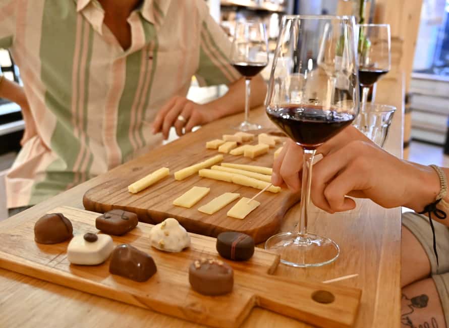 Amsterdam: Food Tour with Drinks by Spui, Canals and Jordaan - Starting at Gastrovino, then letting your hunger drive