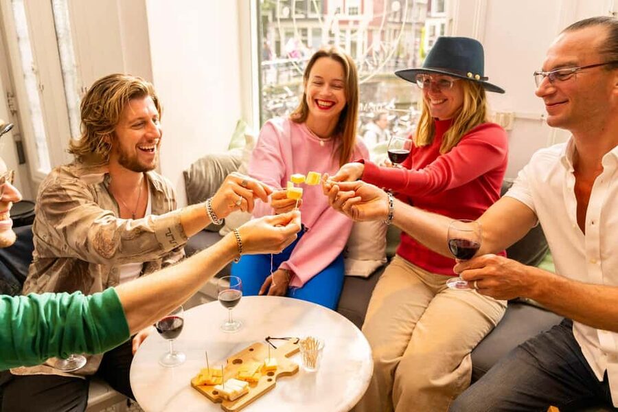 Amsterdam: Food Tour with Drinks by Spui, Canals and Jordaan - Welcome refreshment and how the tastings get paced