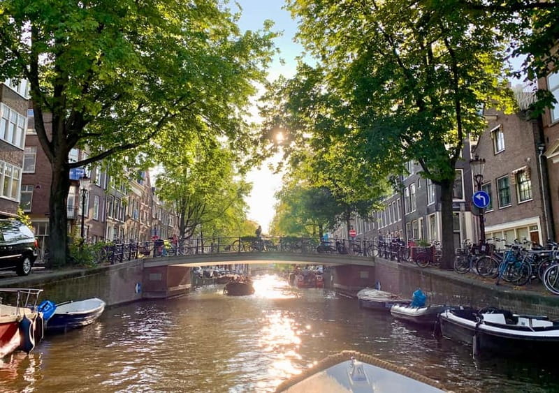Amsterdam: German Canal Cruise with Unlimited Drinks Option - Getting on board: where to meet and how not to waste time