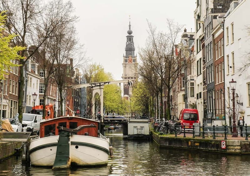 Amsterdam: German Canal Cruise with Unlimited Drinks Option - The guide experience matters, and it’s a standout