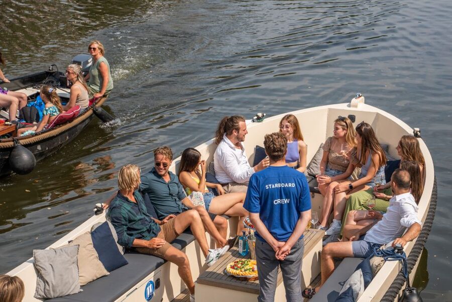 Amsterdam: German Guided Canal Cruise with on Board Bar - Finding the Starboard Dock on the Amstel (and getting on quickly)