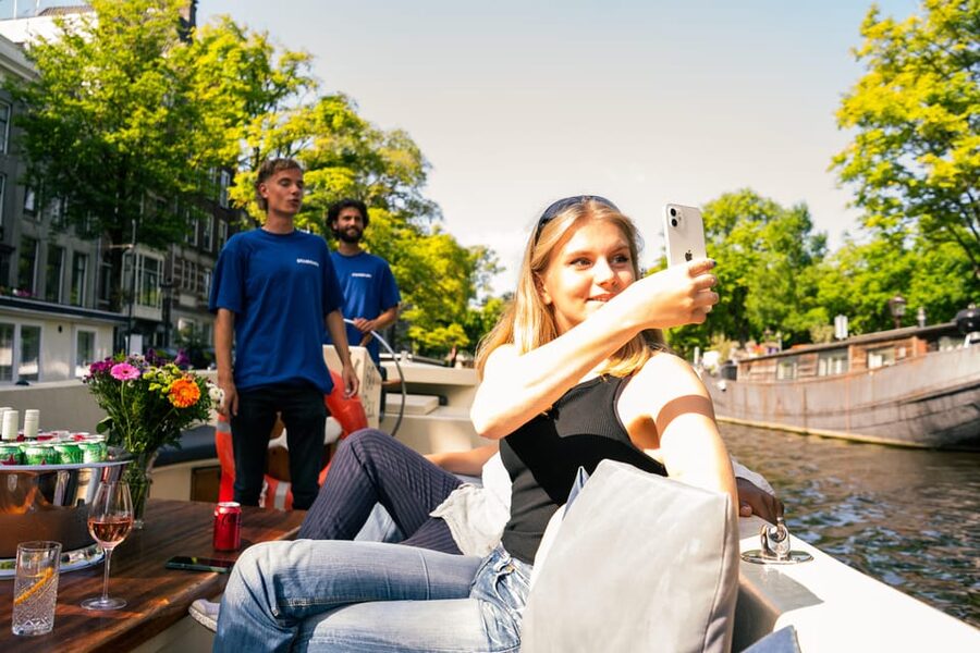 Amsterdam: German Guided Canal Cruise with on Board Bar - Price and value: is $25 worth it?