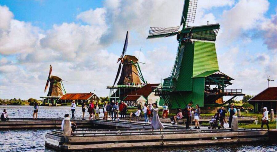 Amsterdam: Giethoorn and Zaanse Schans Windmills Day Tour - Time in Giethoorn village, when you should wander