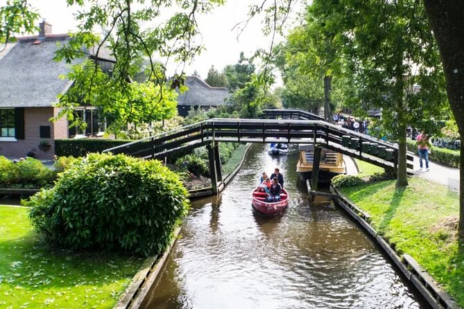 Amsterdam: Giethoorn Tour Scenic Cruise, Cheese & Free Time - Key things you’ll notice right away