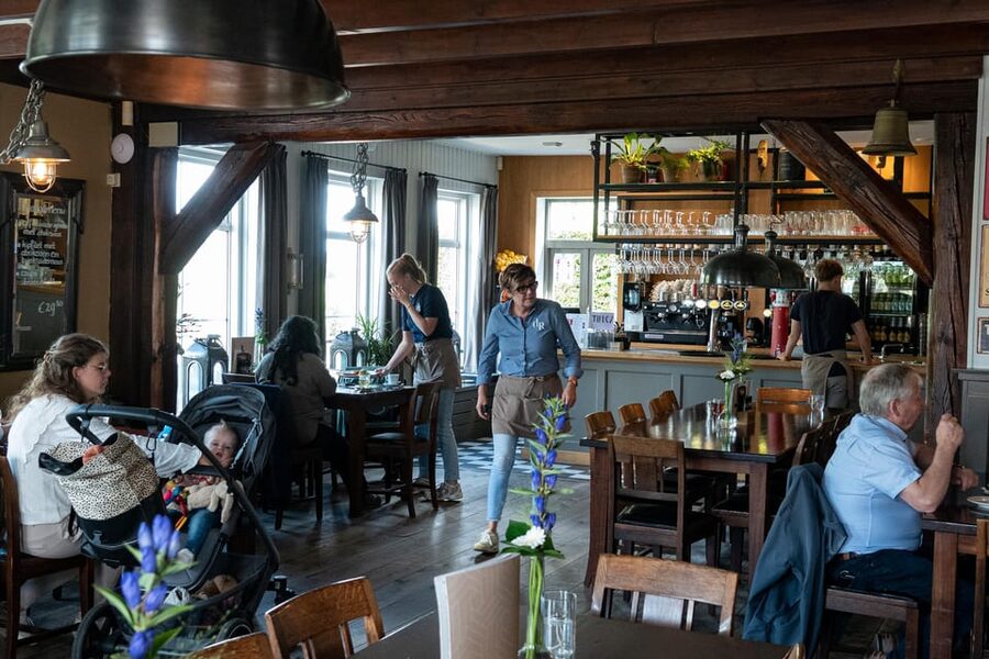 Amsterdam: Giethoorn Tour Scenic Cruise, Cheese & Free Time - Henri Willig cheese tasting: a small included meal moment, plus a discount