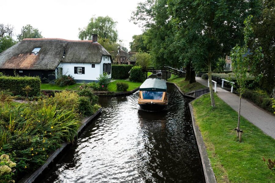 Amsterdam: Giethoorn Tour Scenic Cruise, Cheese & Free Time - Language, timing, and small quirks that help you plan