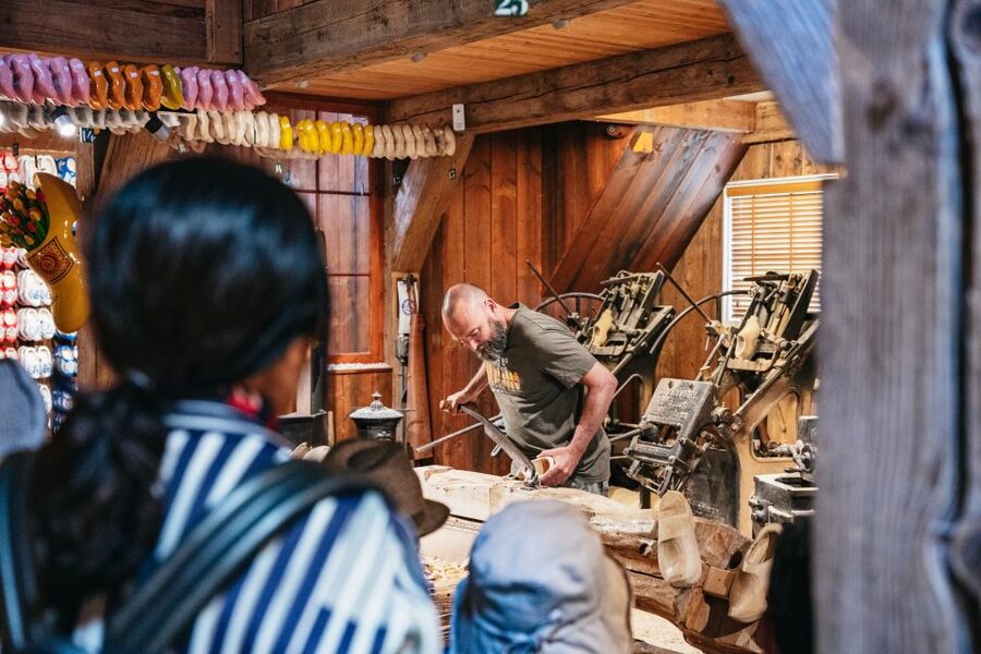 Amsterdam: Giethoorn, Volendam, and Zaanse Schans Tour - Volendam: Harbor Strolls, Street Food, and the Classic Dutch Fishing Town Look