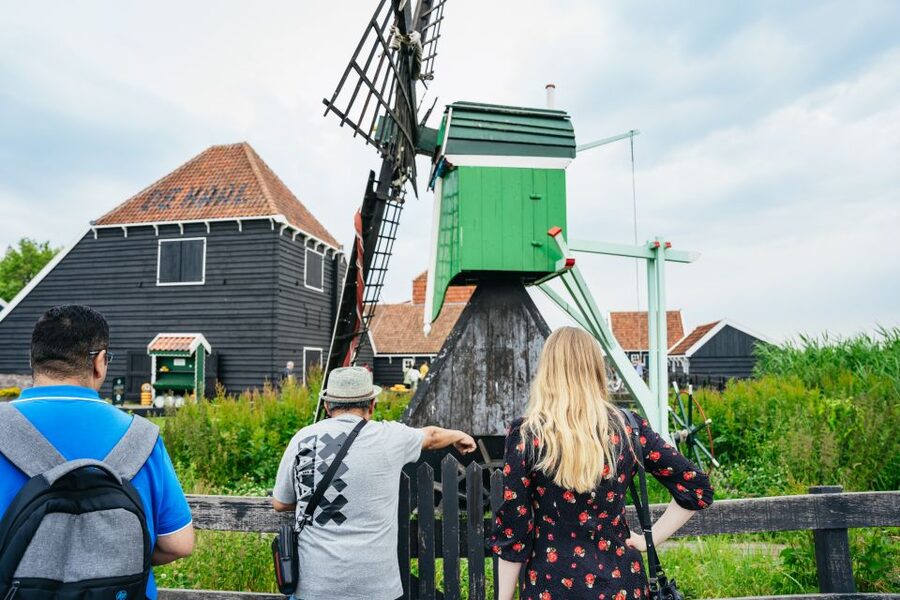 Amsterdam: Giethoorn, Volendam, and Zaanse Schans Tour - Guides and the Small Details That Change the Day