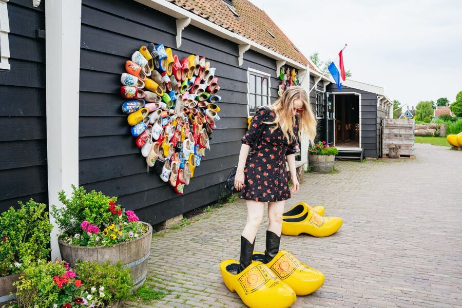 Amsterdam: Giethoorn, Volendam, and Zaanse Schans Tour - Zaanse Schans: Windmills, Clogs, and Cheese Tasting in a Real Village Setting