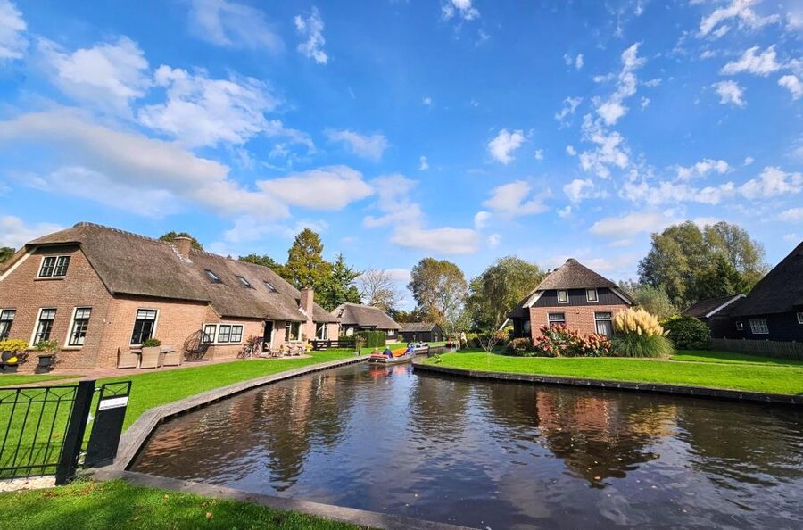Amsterdam: Giethoorn, Zaandam & Zaanse Schans Tour w/ Pickup - Zaanse Schans Windmill Country: Cheese Tasting, Clogs, and Crafts You Can See