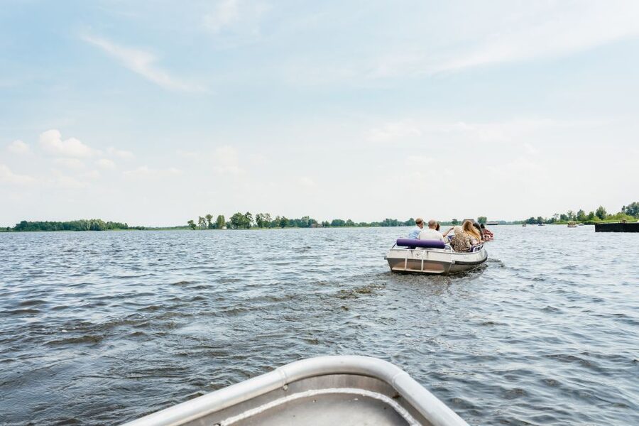 Amsterdam: Giethoorn, Zaandam & Zaanse Schans Tour w/ Pickup - Giethoorn, Dutch Venice: Canal Walk, Then a 1-Hour Electric Whisper Boat Ride