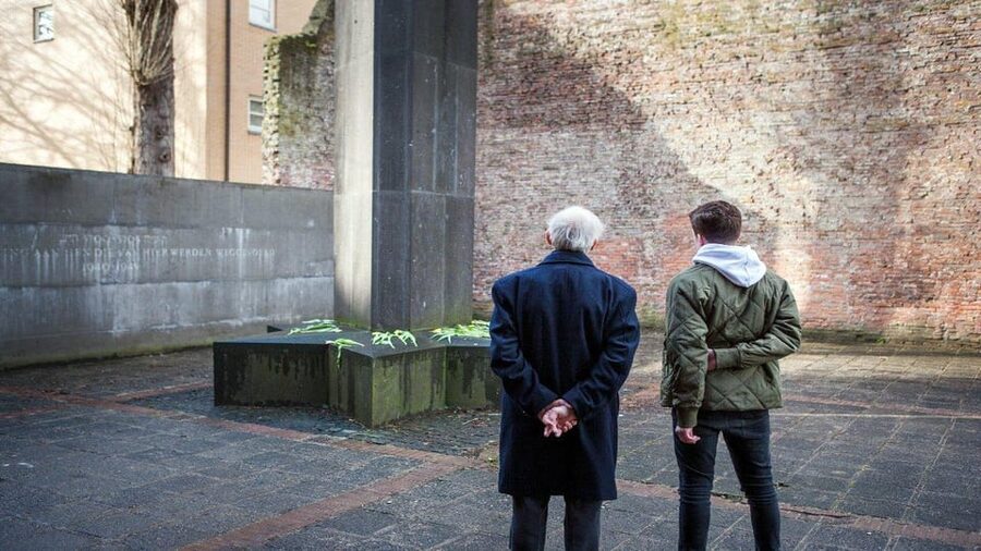 Amsterdam: Guided Anne Frank Small-Group Walking Tour - Walking Anne Frank and the Holocaust Through Amsterdam Landmarks