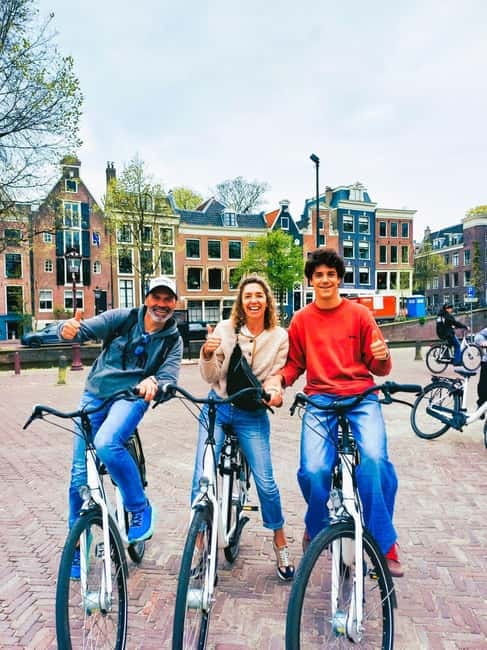 Amsterdam: Guided bike tour in French off the beaten track - Nieuwmarkt Square: a quick stop that adds city logic