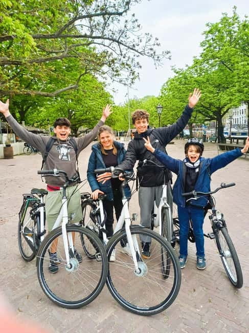 Amsterdam: Guided bike tour in French off the beaten track - National Holocaust Names Monument: the stop that lingers