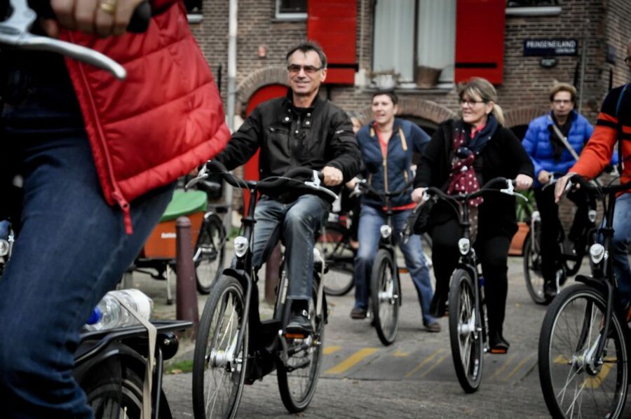 Amsterdam: Guided City Bike Tour in French - Why this Amsterdam bike tour feels efficient (and not chaotic)