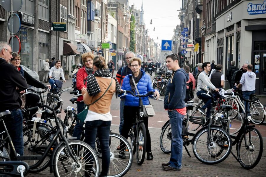Amsterdam: Guided City Bike Tour in French - Grachtengordel and Magere Brug: canal views with real context