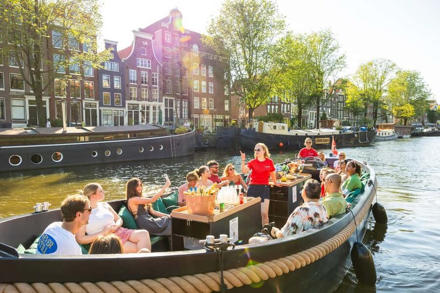 Amsterdam: Guided Open Boat Cruise Unlimited Drinks Option - Finding the Boat at Amsterdam Centraal (and Starting Easy)