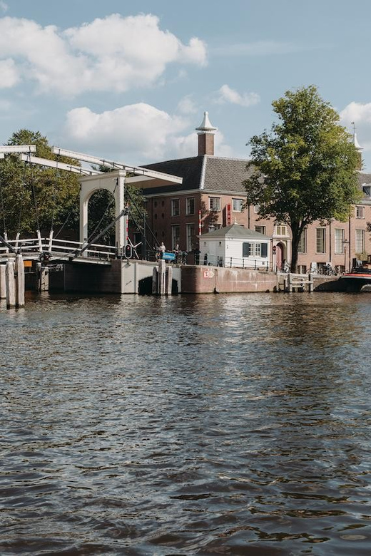 Amsterdam: H'ART Museum Entry Ticket - HART Museum in an Amstelhof building, right by the river