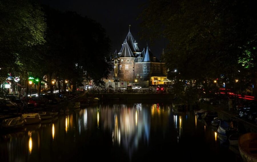 Amsterdam: Haunted History and Ghost Walking Tour - Entering the world: Dam Square sets the mood fast