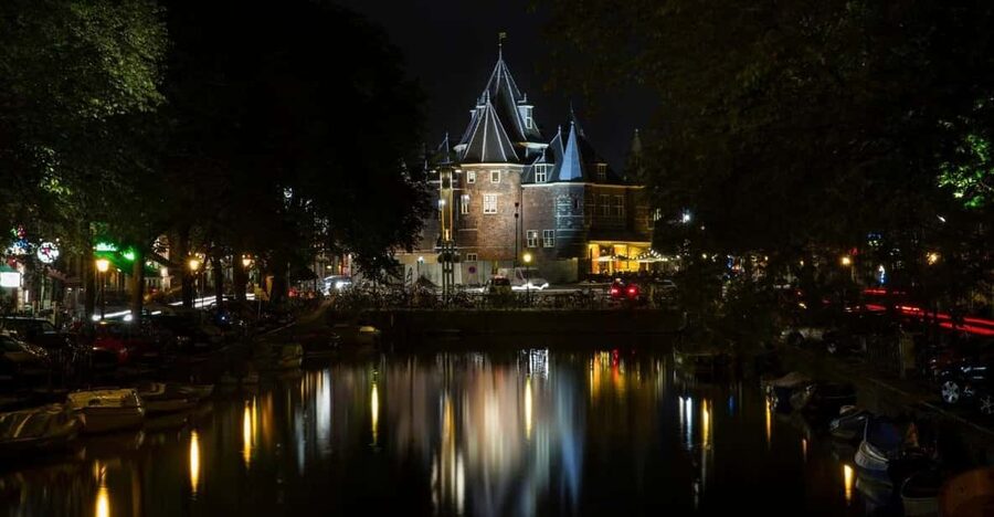Amsterdam: Haunted History and Ghost Walking Tour - Begijnhof: a quiet courtyard, then the story turns sharp