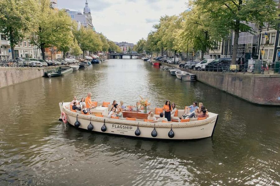 Amsterdam: Heated Canal Cruise with Unlimited Drinks & Bite - Open-air comfort vs enclosed warmth in winter months