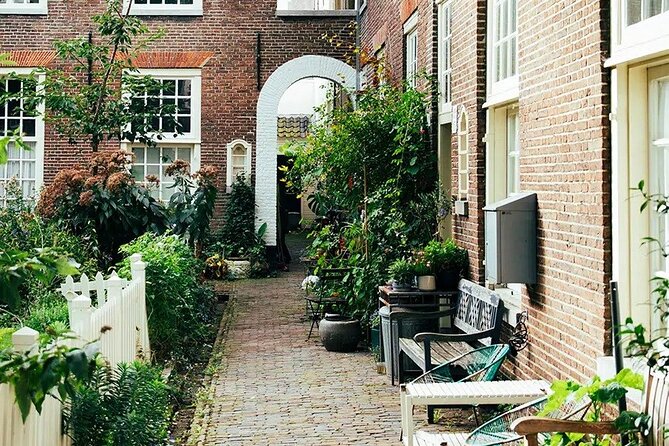 Amsterdam High-End Dutch Food & History Tour - Up to 8 guests - Cheese Stops and the Speakeasy Wine Pairing