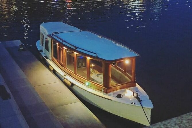 Amsterdam Highlights Canal Cruise with a Drink - The boat experience: private time, a local host, and your included welcome drink