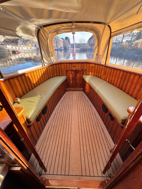 Amsterdam: Historic Boat Cruise with open bar and nibbles - Open bar plus nibbles: What you get and how it changes the cruise feel