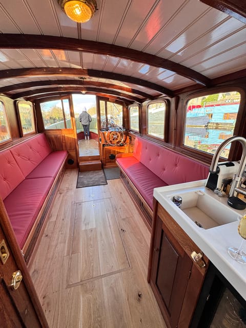 Amsterdam: Historic Boat Cruise with open bar and nibbles - The 1-hour Amsterdam-Centrum sightseeing loop: What to watch from the water