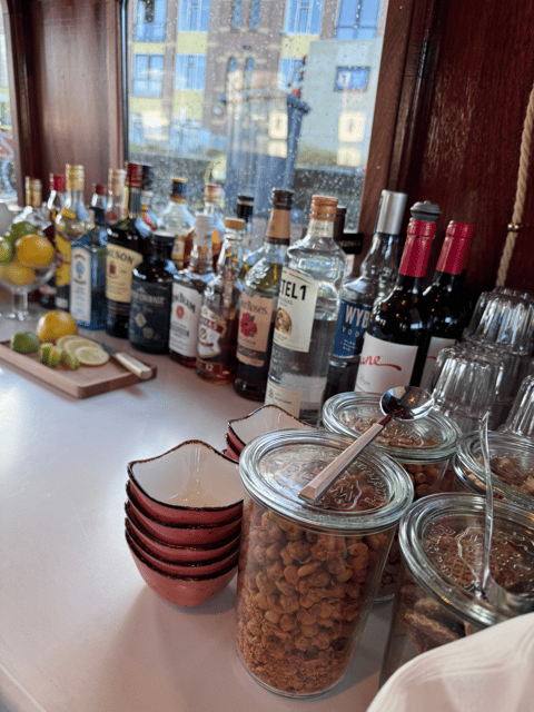 Amsterdam: Historic Boat Cruise with open bar and nibbles - Quick practical tips before you board