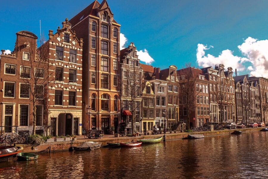 Amsterdam: Historic Walking Tour - Where you meet: Park Plaza Victoria Hotel at Damrak