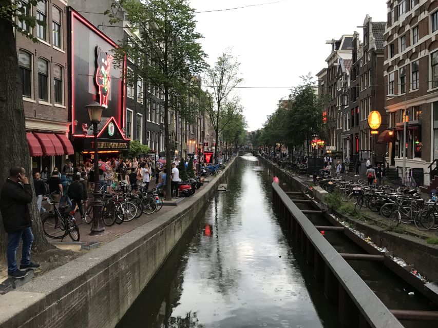 Amsterdam: Introduction walking tour - Meeting at Park Plaza Victoria Hotel and getting oriented fast