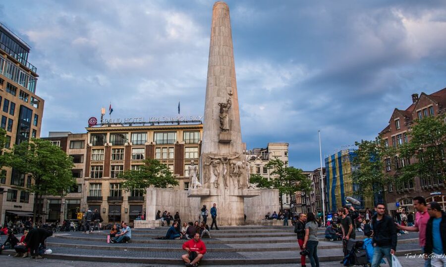 Amsterdam Jewish Quarter walking tour - Meeting at Amstel 51C and getting started near the water