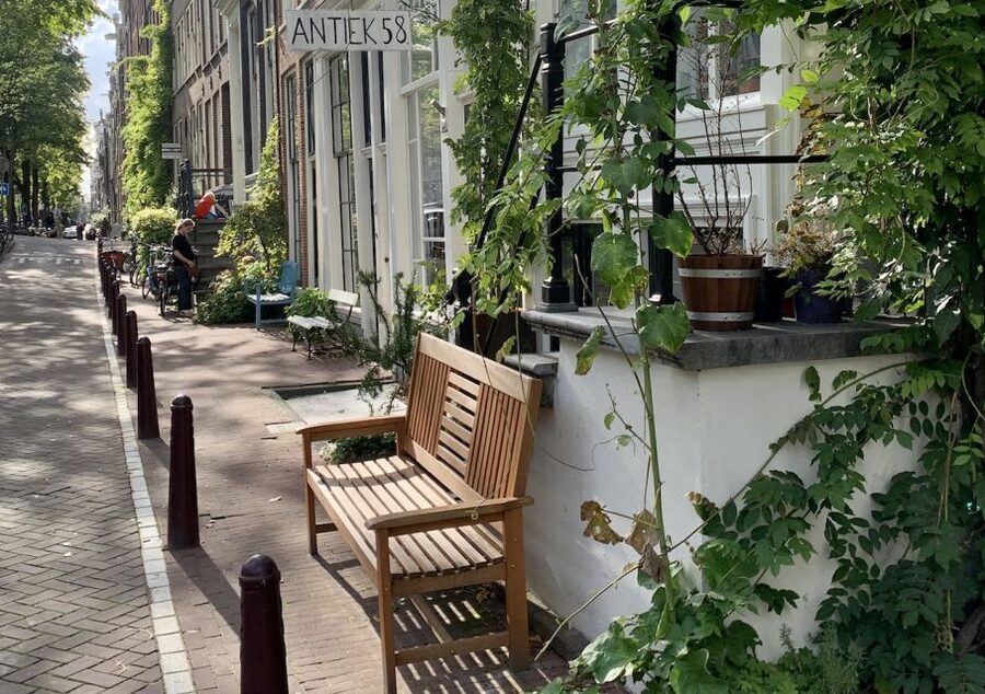Amsterdam: Jordaan District Tour with a German guide - The courtyards and secret garden: why the Jordaan feels different
