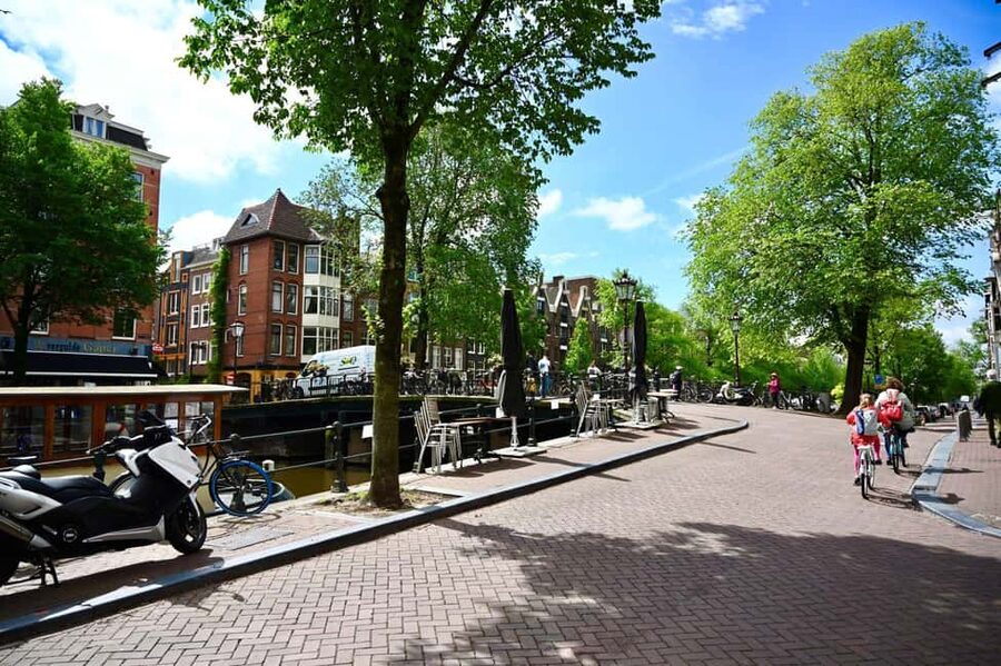 Amsterdam: Jordaan Food Tour of 10+ Local Classic Tastings - Apple cake for dessert: a spiced finish that feels Dutch, not foreign