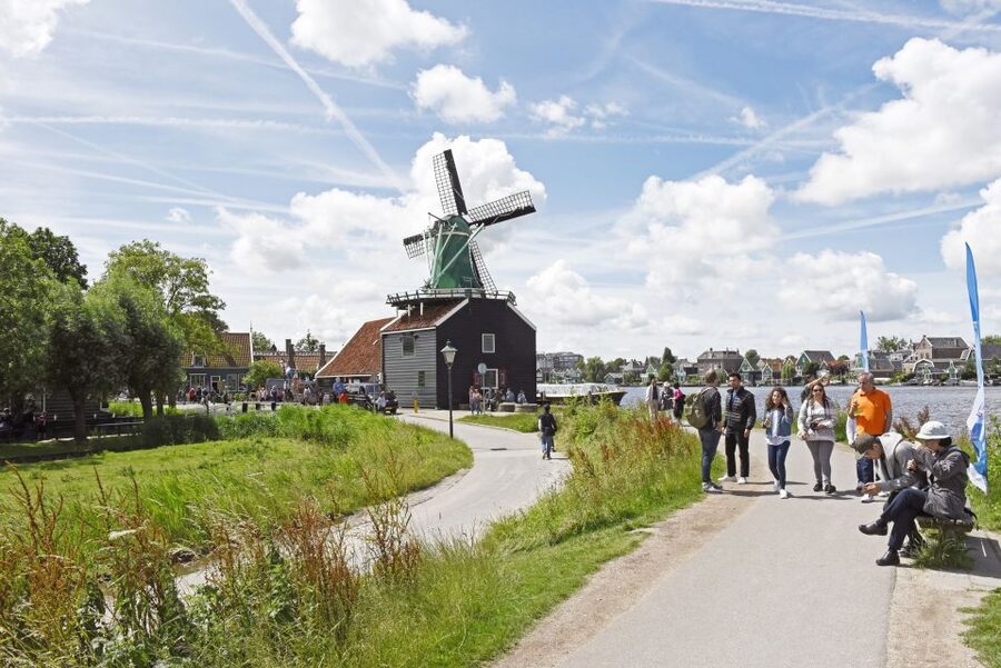 Amsterdam: Keukenhof and Zaanse Schans Live Guided Day Tour - Optional upgrades: canal cruise voucher and the This is Holland 5D option