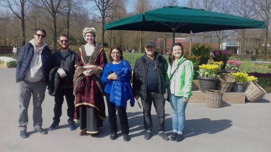 Amsterdam: Keukenhof Gardens Guided Tour Spanish and English - The private bus transfer, and why 40 minutes matters