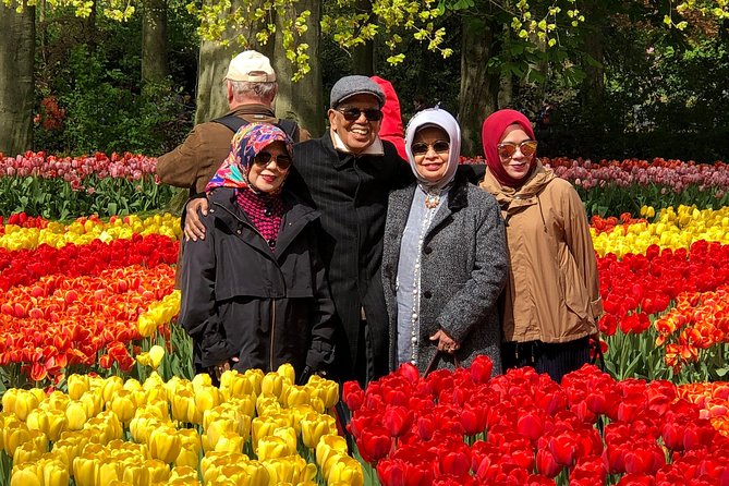 Amsterdam: Keukenhof Tulip Gardens and Giethoorn with Boat Tour - Keukenhof: 3 Hours in 32 Hectares of Tulip Variety