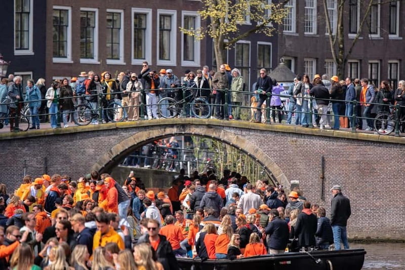 Amsterdam: Kings Day Boat Party with Unlimited Drinks - The 1.5-hour canal cruise plan: what you do on the water