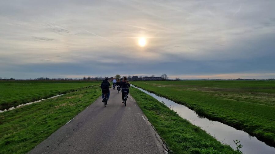 Amsterdam: Leisurely Windmill & Countryside Bike Ride - D’Admiraal windmill and the village rhythm: Zunderdorp to Ransdorp
