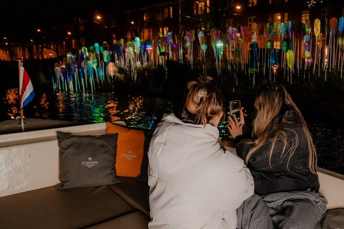 Amsterdam Light Festival: Canal Cruise + Bite & Unlimited Drinks - Where to Meet on Prins Hendrikkade 33A, and How to Avoid Quay Chaos
