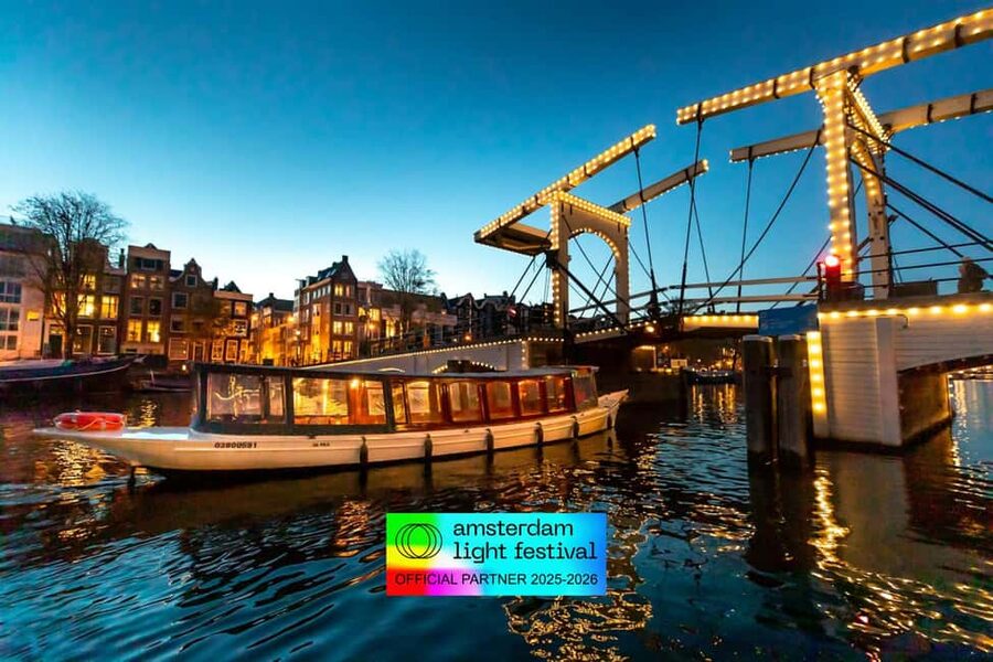 Amsterdam: Light Festival Cruise + Stroopwafel & Hot Choco - The Heated Boat, Drinks, and Snack Options That Shape the Experience