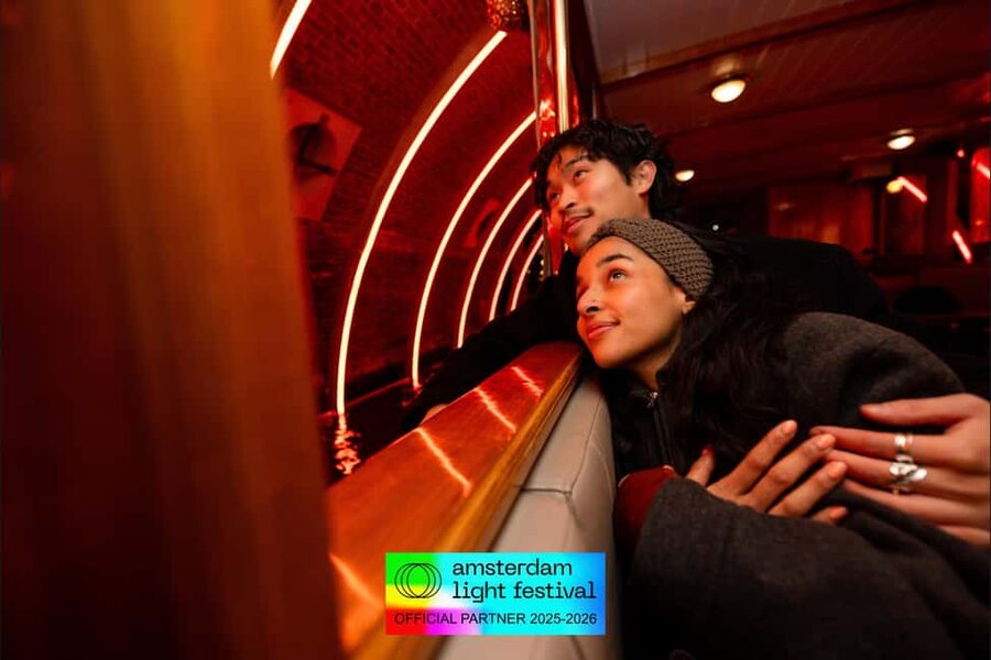 Amsterdam: Light Festival Heated Cruise + Hot Choco + Snack - The drink and snack upgrade, and who it’s really for