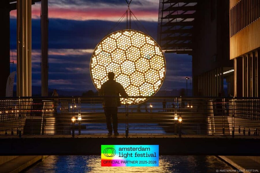 Amsterdam: Light Festival Heated Cruise + Unl Drinks & Snack - The onboard guide and skipper: how the story gets told