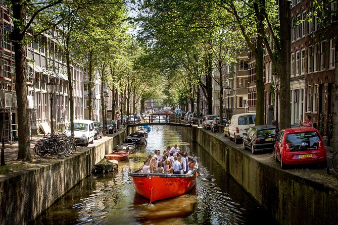 Amsterdam Light Festival: Saloon Boat Cruise + Hot Drinks & Bite - Live English commentary: what the guide adds, and how to hear it