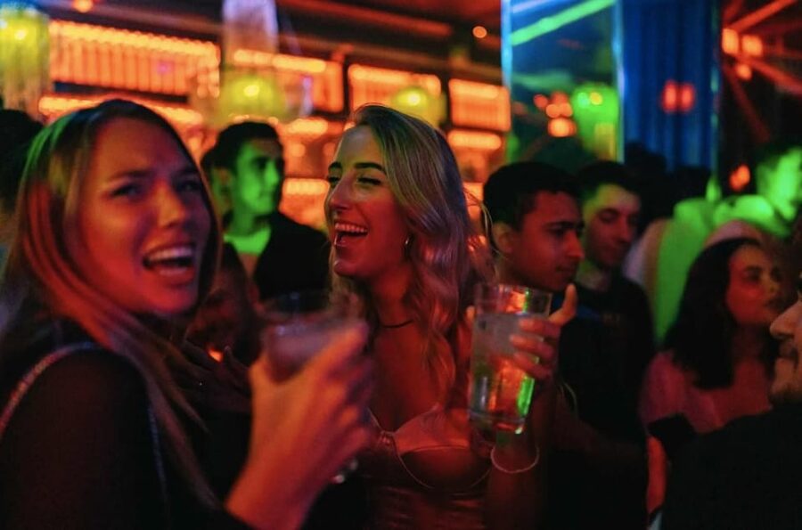 Amsterdam: Ludwig's Red Light Pub Crawl with VIP Club Entry - Why the Red Light District pub crawl setup actually works