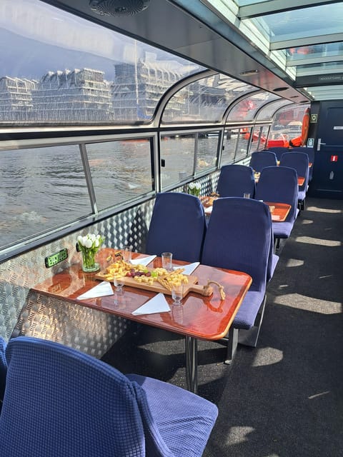 Amsterdam: Luxury Cheese & Wine Canal Cruise - What you actually eat: Dutch cheese, dip, grapes, crackers