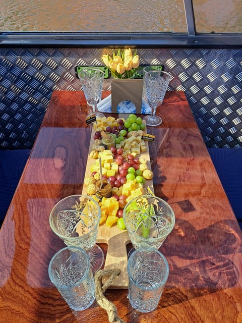 Amsterdam: Luxury Cheese & Wine Canal Cruise - The 1-hour canal ride, and how the time really feels
