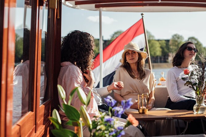 Amsterdam: Luxury Saloon Boat Cruise with Cocktails & Waffle - Onboard comfort and how to hear the captain’s stories