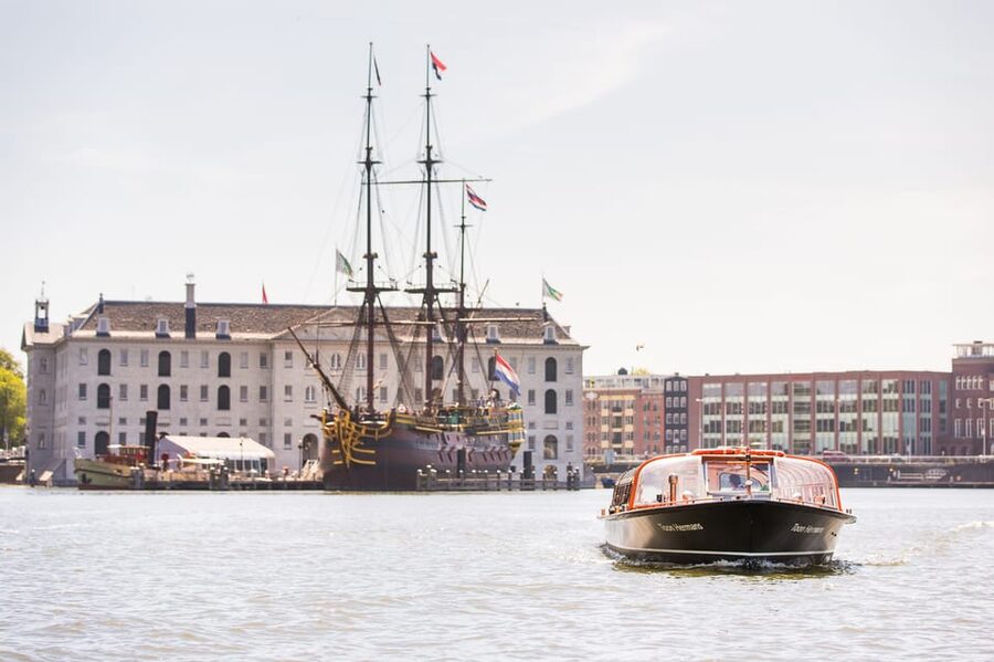 Amsterdam: Moco Museum Entry Ticket and Canal Cruise - Choosing the right departure dock: four options, one big tip